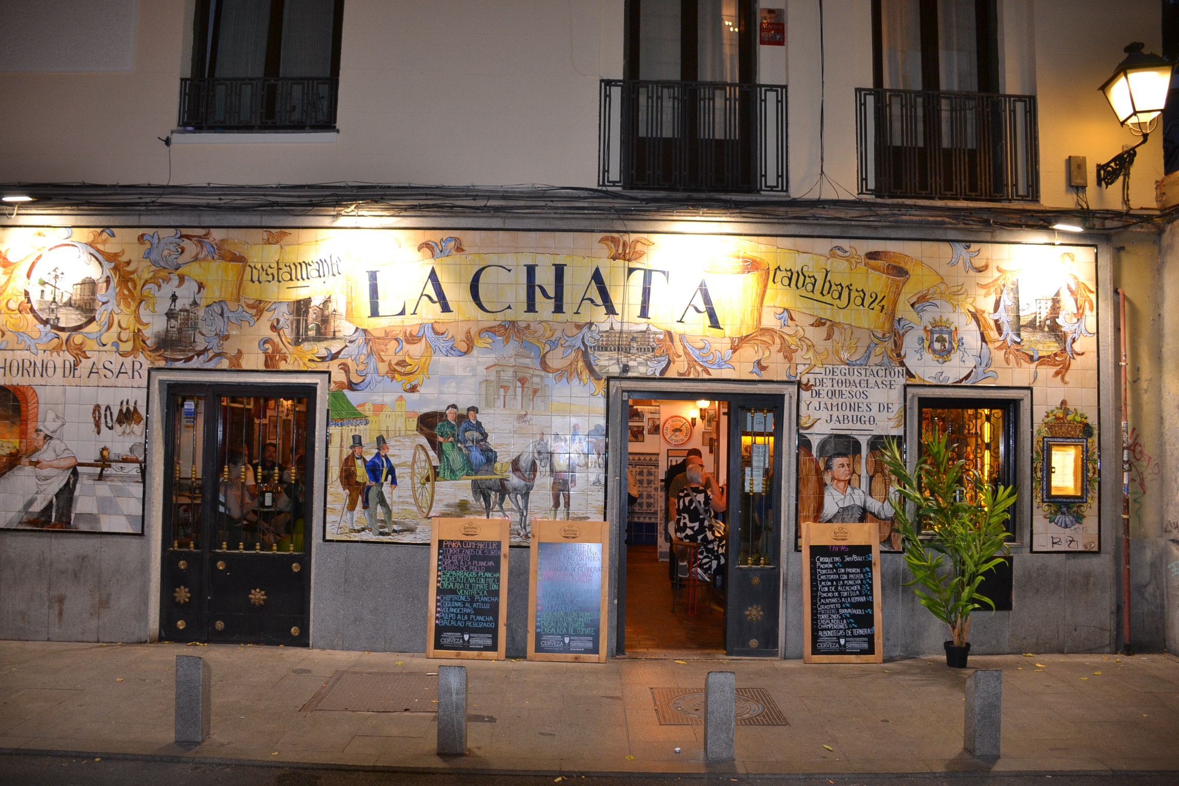 Fachada de La Chata iluminada de noche