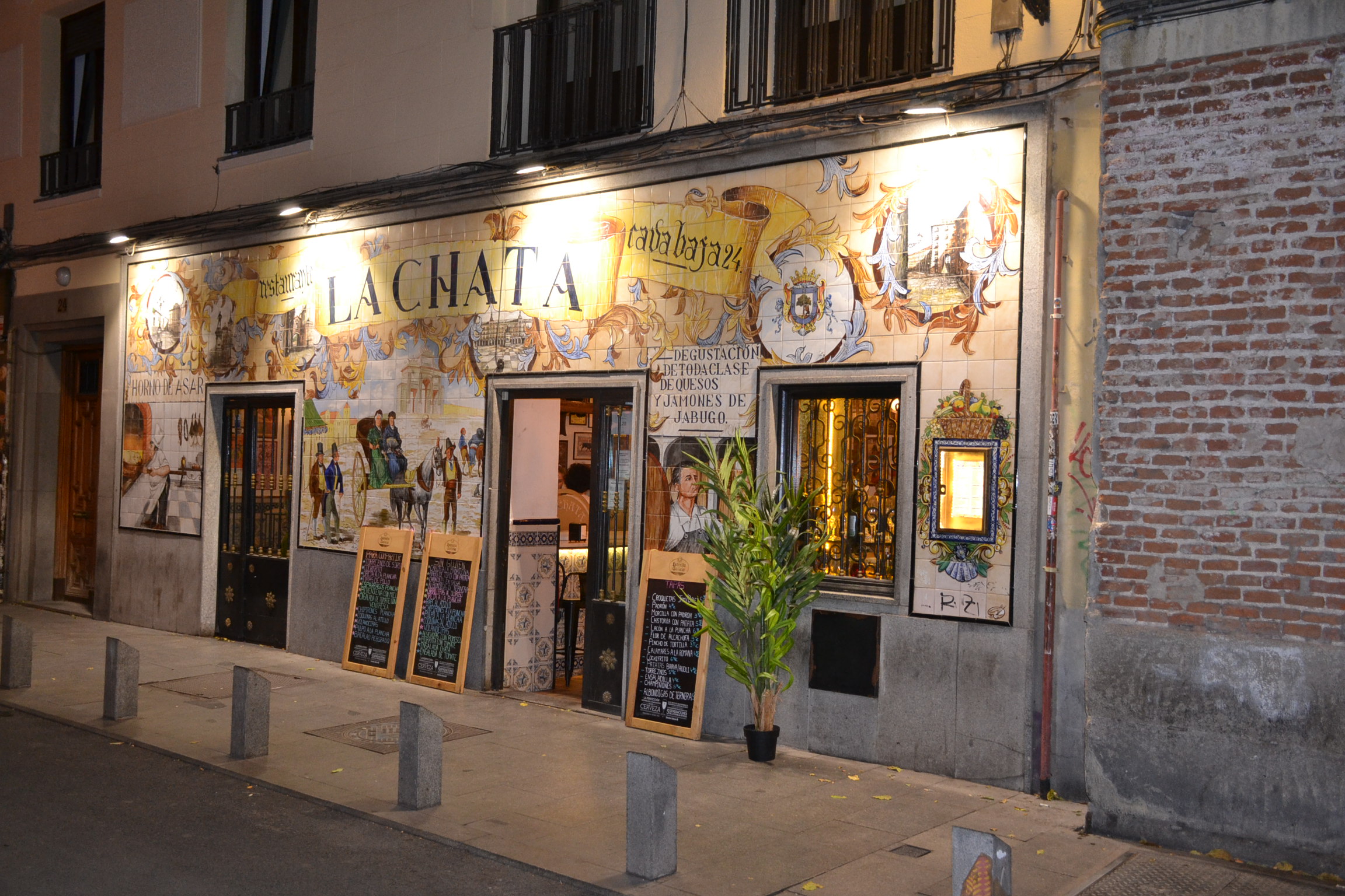 Fachada esquina de ladrillo de noche
