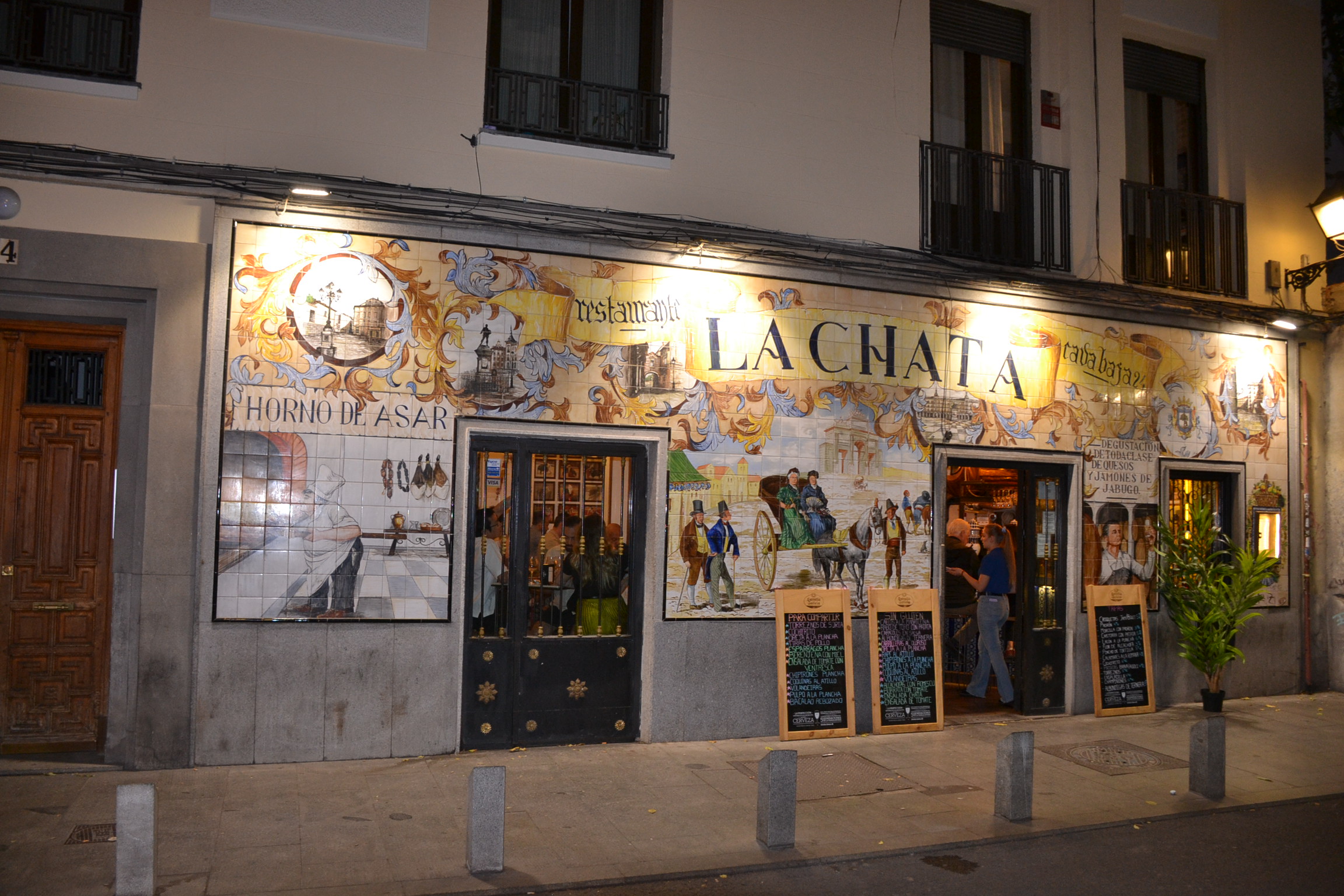 Fachada de La Chata de noche vista cercana