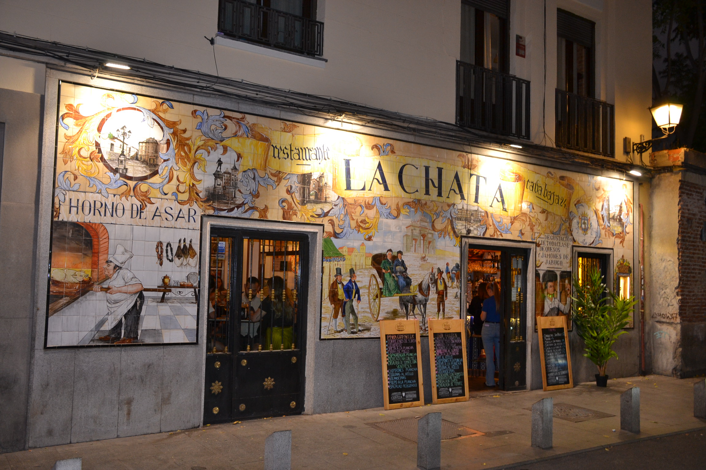 Fachada de La Chata de noche vista completa