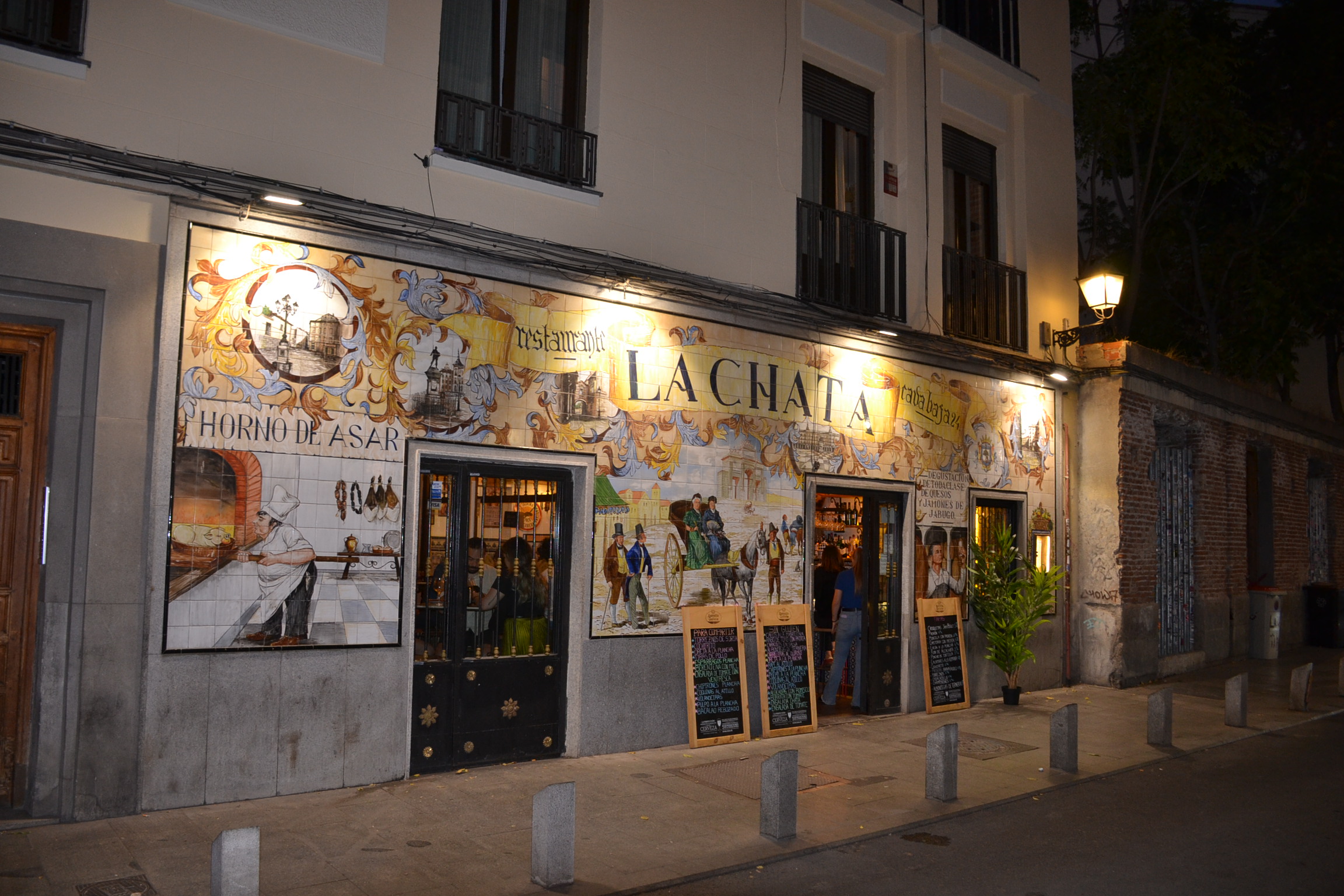 Fachada vista lateral izquierda de noche