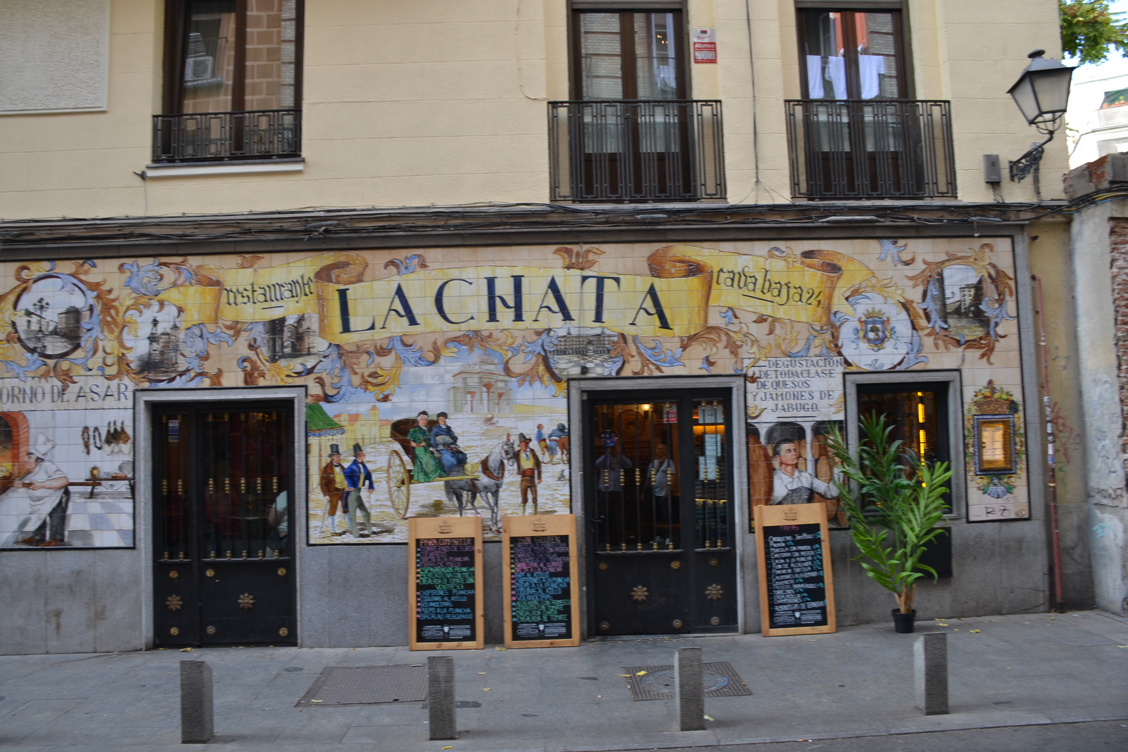 Fachada de La Chata vista lateral de día