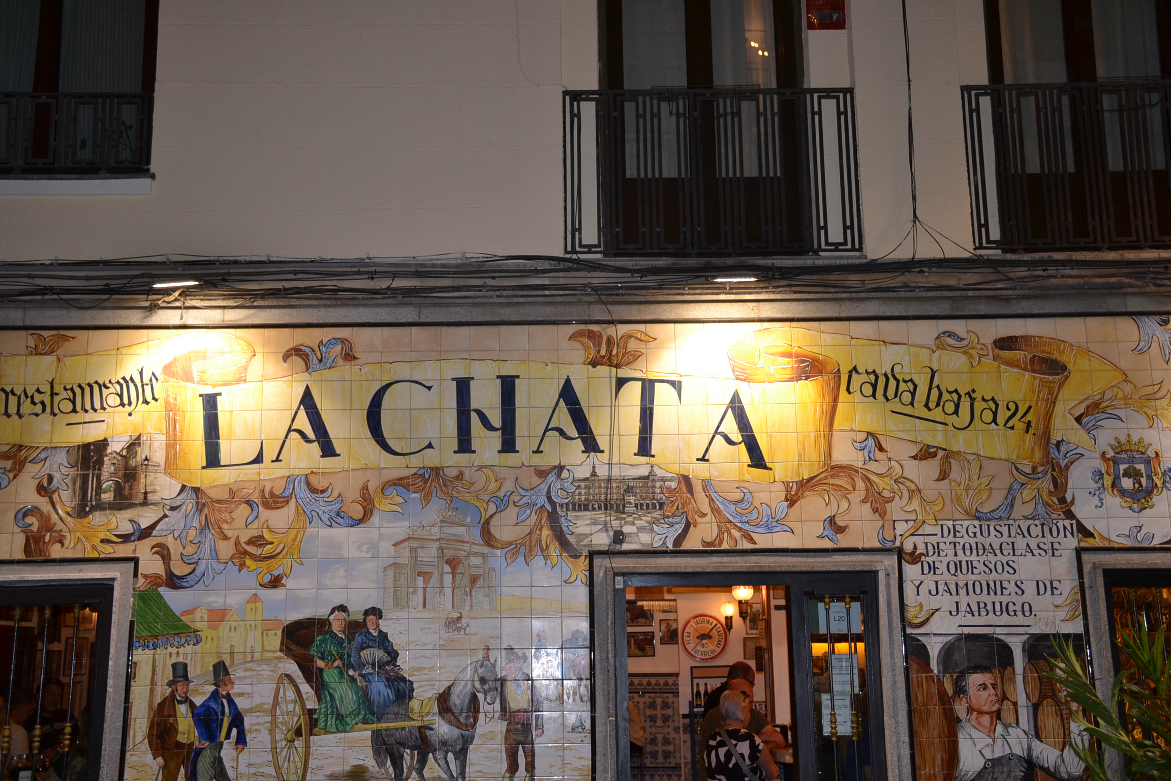 Detalle del letrero La Chata de noche