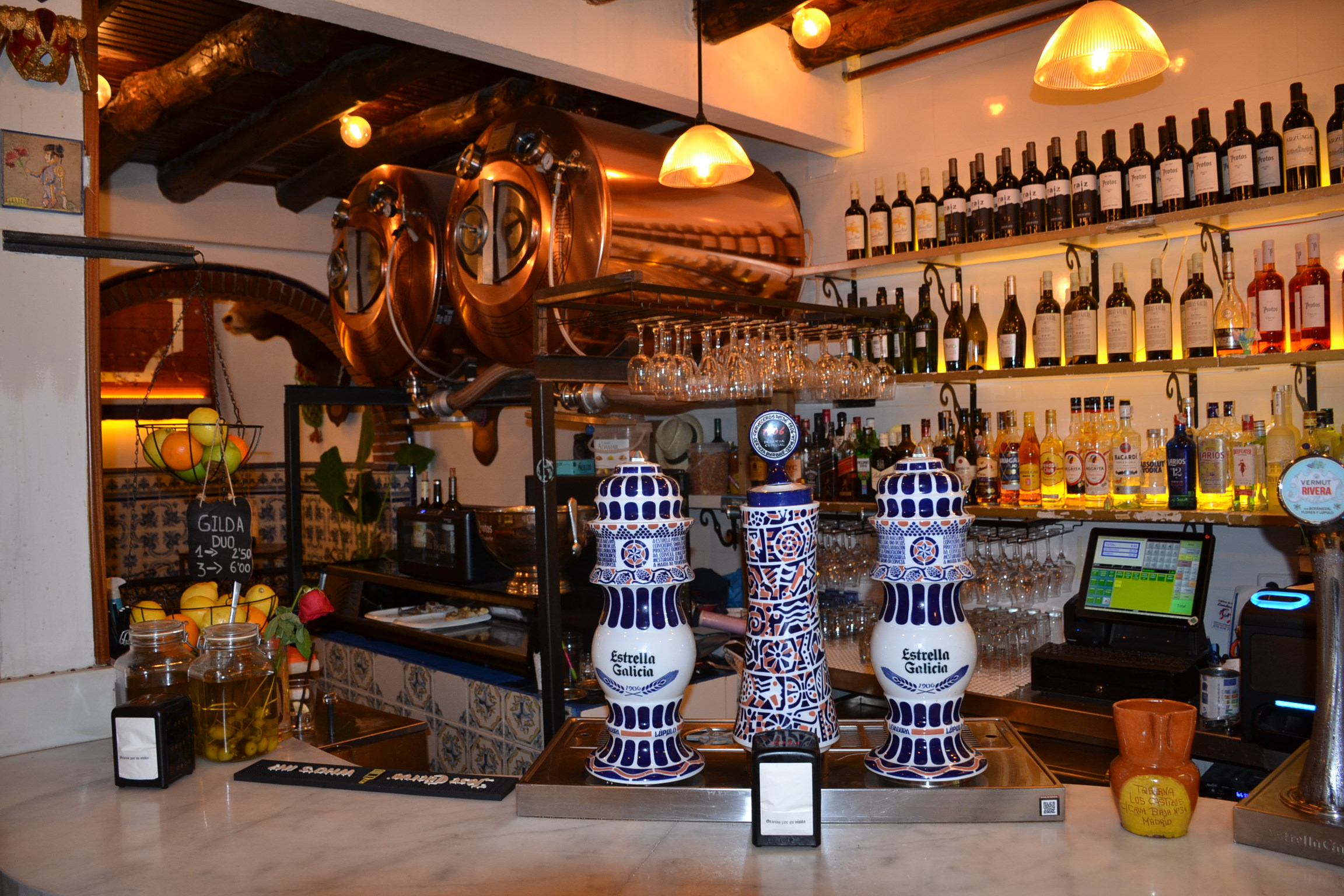 Barra con grifos Estrella Galicia