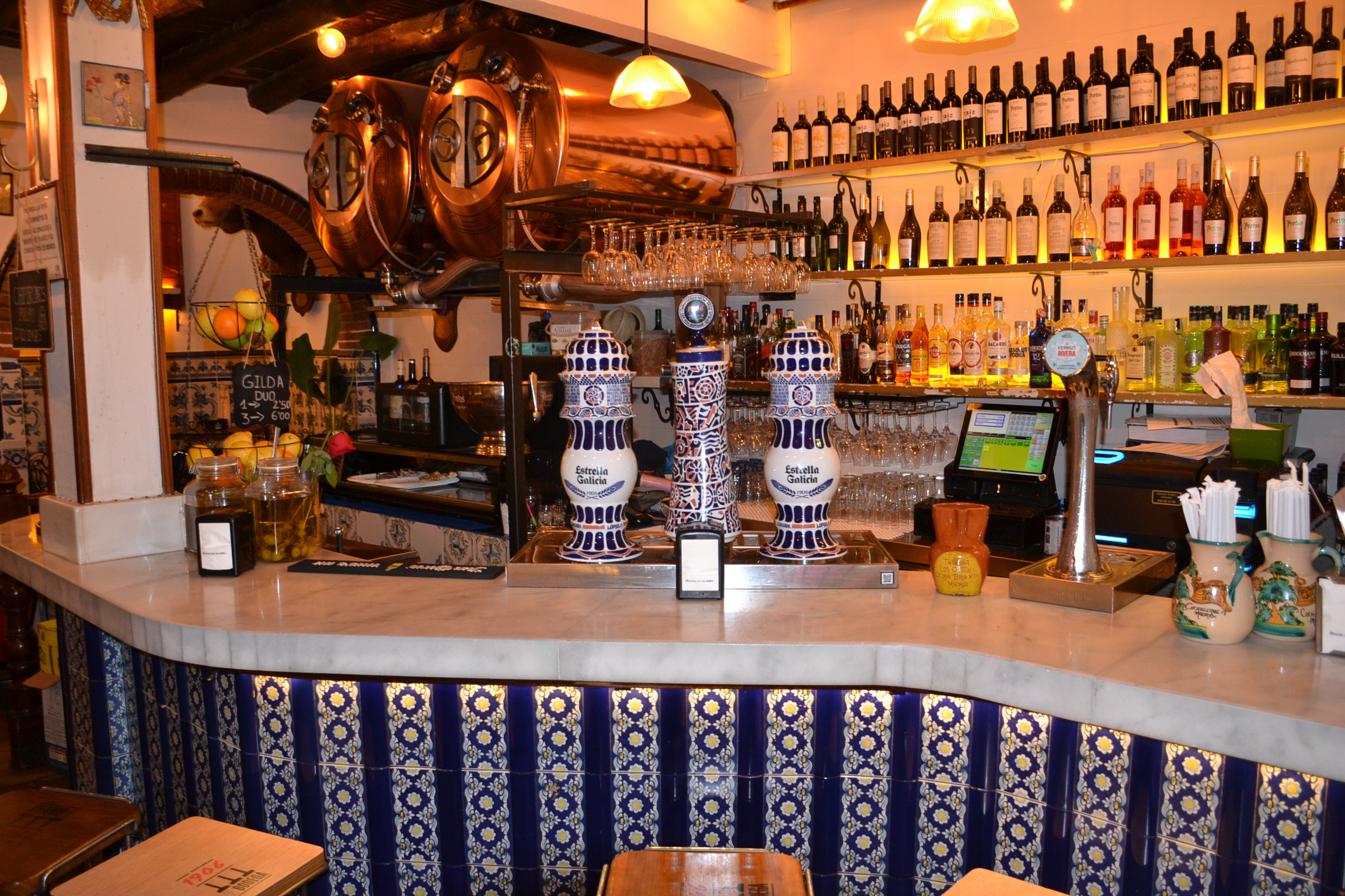 Barra con grifos de cerveza vista amplia