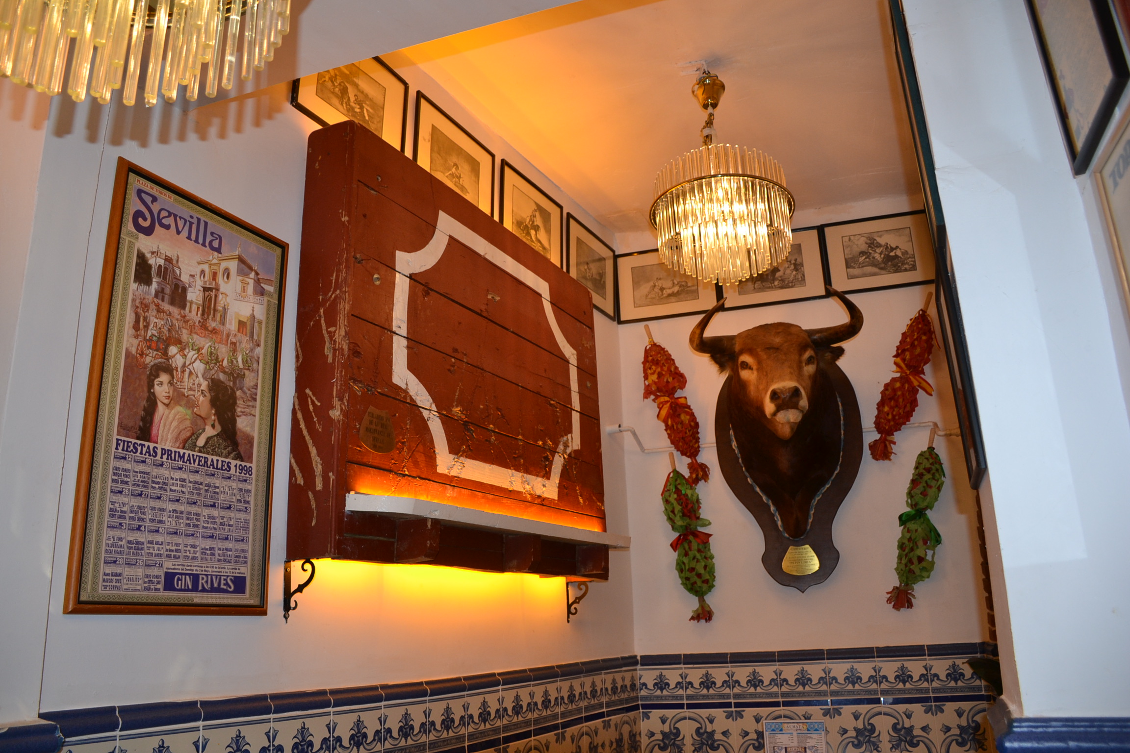 Decoración con cabeza de toro y cartel de Sevilla