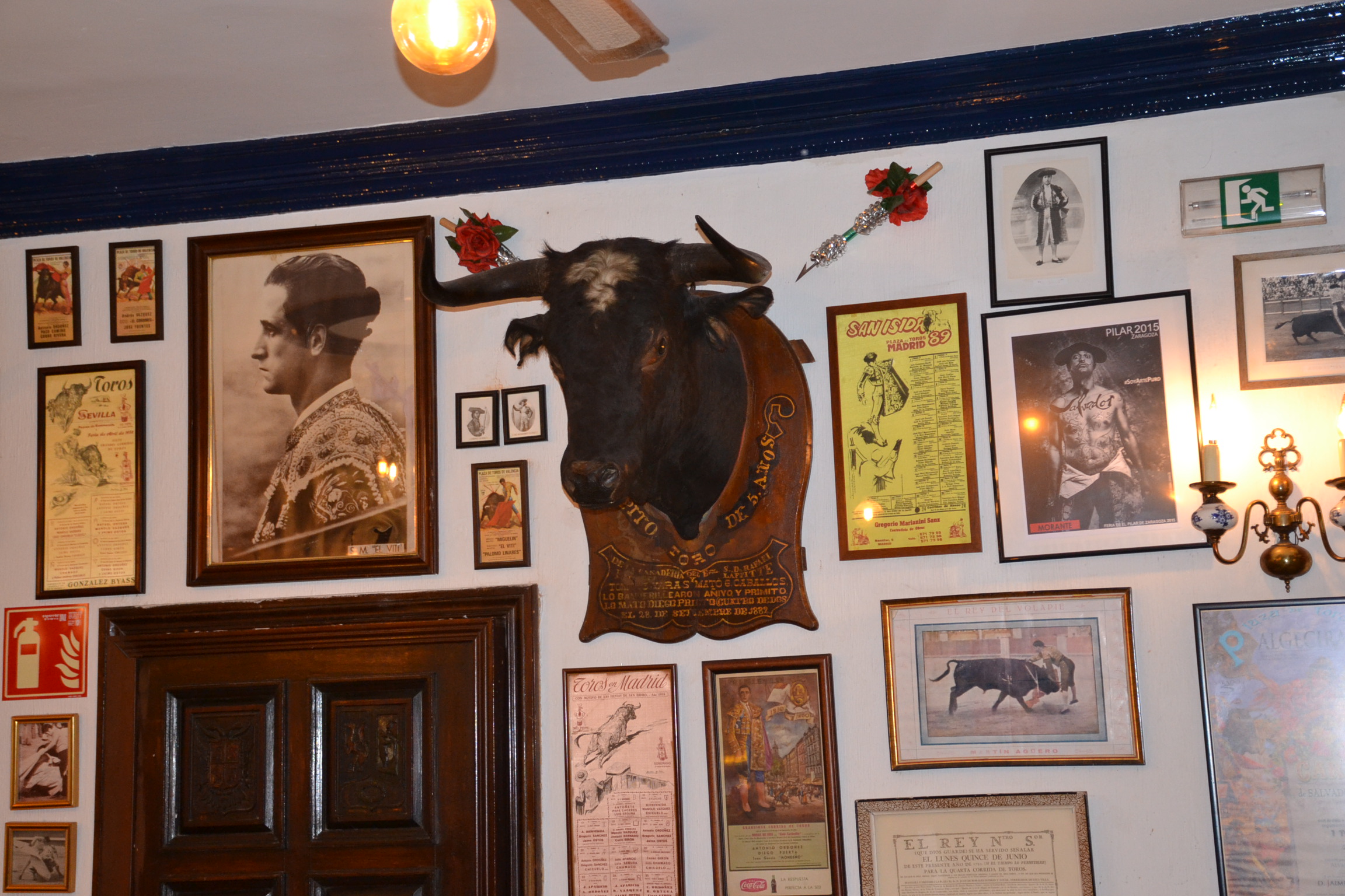 Detalle cabeza de toro y carteles taurinos