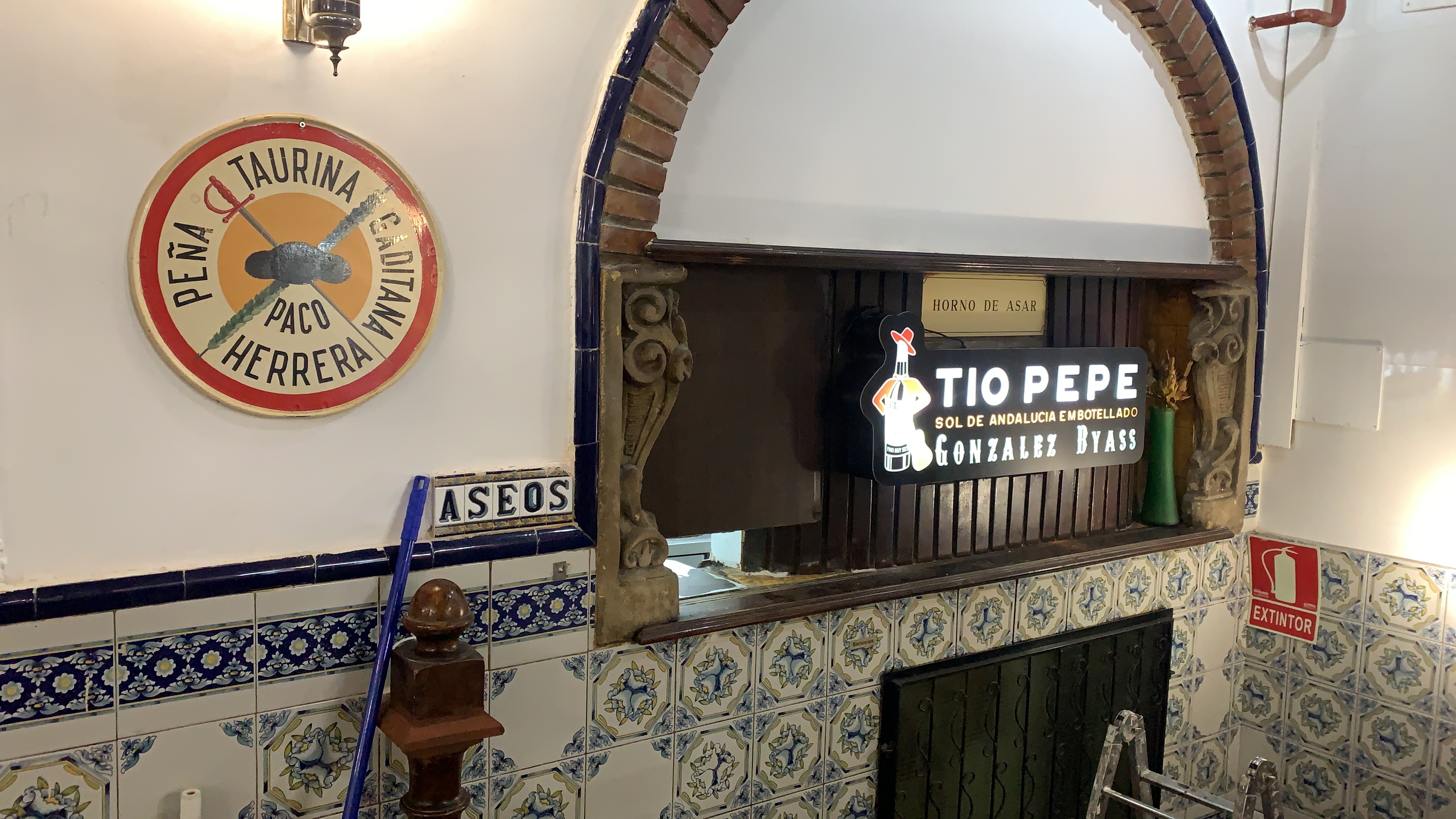 Horno de asar con azulejos y Tío Pepe