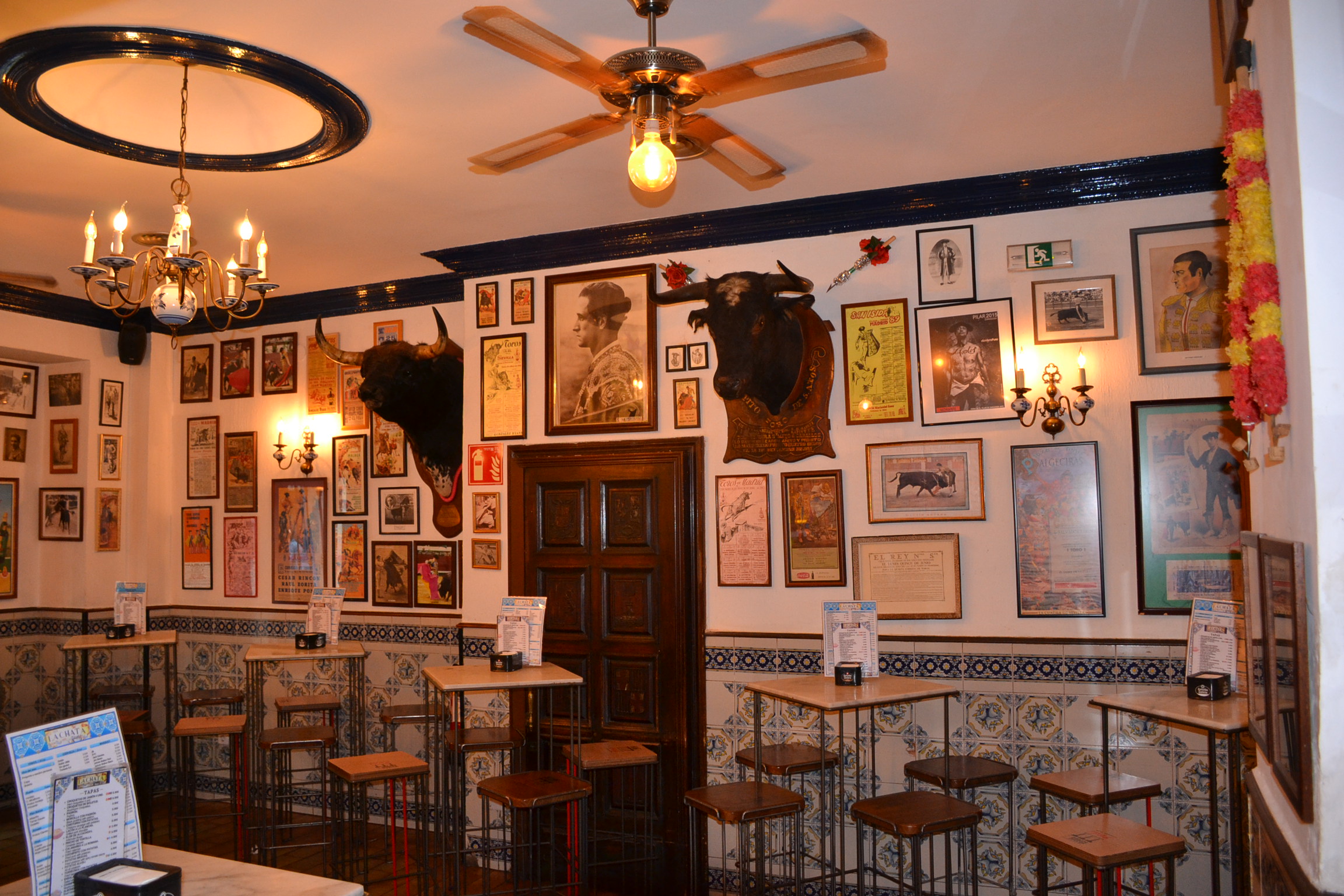 Salón con cuadros taurinos y mesas