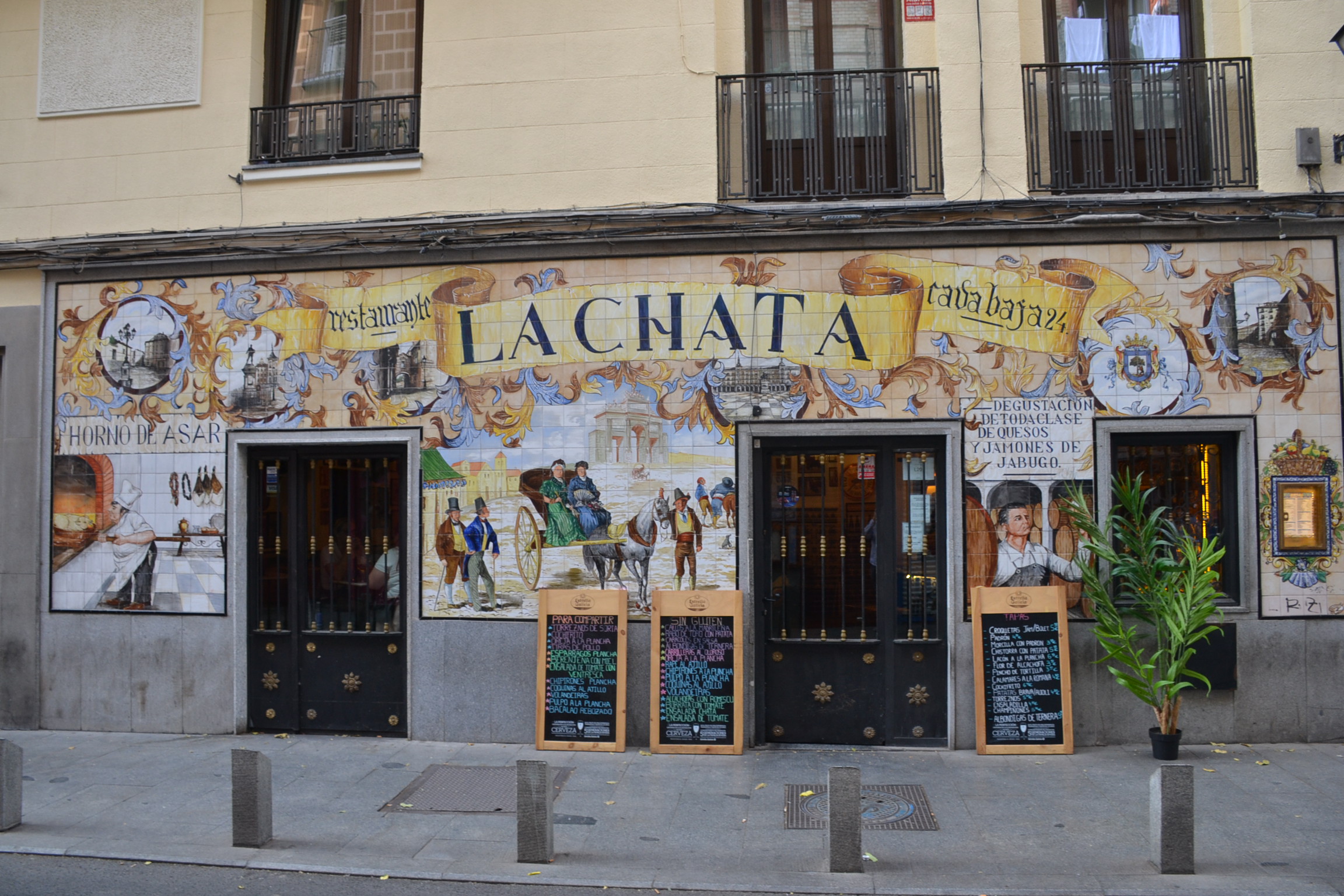 Fachada de Taberna La Chata vista frontal de día